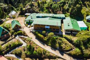 eine Luftansicht eines Hauses mit grünem Dach in der Unterkunft Hotel Mirador de Quetzales in Providencia