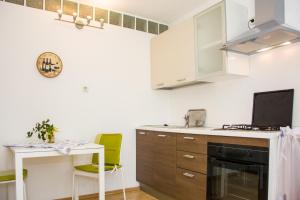 Kuchyň nebo kuchyňský kout v ubytování Apartment Kata
