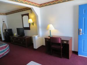 TV a/nebo společenská místnost v ubytování Executive Inn & Suites West Columbia
