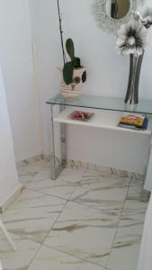 Habitación blanca con mesa y espejo. en BEAUTIFUL SMALL APARTAMENT, en Costa Calma