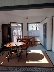 a room with a table and chairs and a dining room at Halte en B in Noyelles-sur-Mer