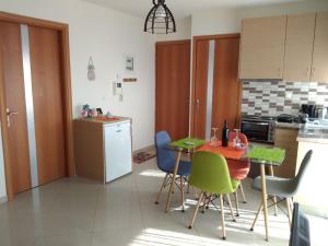 een keuken met een tafel en stoelen in een kamer bij Evris House color suite in Kavala