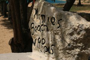 Una roccia con la scritta sopra che dice "cavalcare schoolocooco" di Minies Beach Villas a Minia