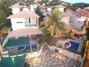 una vista aérea de una casa con piscina en Casa Centro Búzios, en Búzios