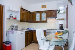 Kuchyň nebo kuchyňský kout v ubytování Apartment Kata