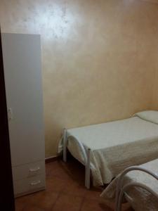 1 dormitorio pequeño con 2 camas y armario en Lattanzio's Residence en Margherita di Savoia