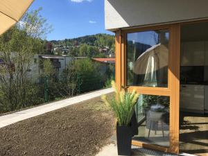 een huis met een glazen deur met een potplant bij Fewo Watzmann in Berchtesgaden