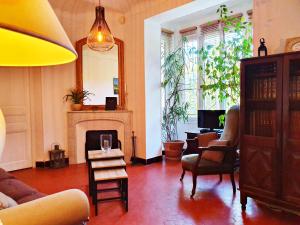 sala de estar con sofá y chimenea en Bed & Breakfast Chambres d'hôtes COTTAGE BELLEVUE en Cannes