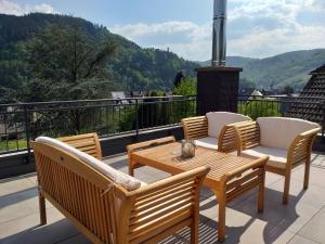 eine Terrasse mit einem Tisch und Stühlen auf dem Balkon in der Unterkunft York Cottage Heaven in Traben-Trarbach