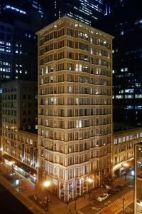 um edifício alto numa cidade à noite em Staypineapple, An Iconic Hotel, The Loop em Chicago