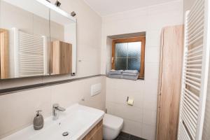 Bilik mandi di Ferienwohnung Rosenhof +9 gambar