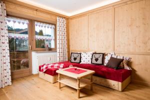 ein Schlafzimmer mit einem Bett und einem Tisch in einem Zimmer in der Unterkunft Ferienwohnung Rosenhof in Berchtesgaden