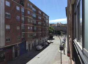 - Vistas a una calle de la ciudad desde un edificio en El piso perfecto para disfrutar de Zamora, en Zamora