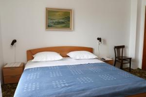 sypialnia z łóżkiem z niebieską kołdrą w obiekcie Apartman Mary Studio w mieście Kukljica