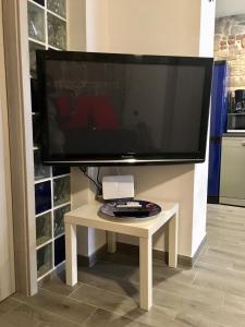 Televízia a/alebo spoločenská miestnosť v ubytovaní Plaza Stone Apartment