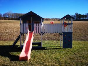 un parco giochi con scivolo e una casetta per i giochi di Ipfmühle Studio 2 (Weizen) a Hargelsberg
