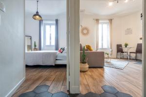 a bedroom with a bed and a living room with a couch at Hyper centre cannes 180 mètres plage in Cannes