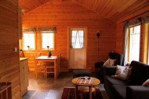 una sala de estar con un sofá y una mesa en Fauske Camping & Motel, en Fauske 18 fotos más