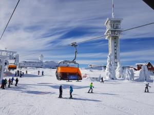 wyciąg narciarski z osobami na stoku narciarskim w obiekcie Loučná pod Klínovcem 120/3 w mieście Loučná pod Klínovcem