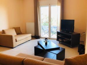 Televízia a/alebo spoločenská miestnosť v ubytovaní Renting House GALINI