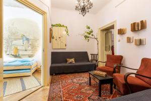 - un salon avec un canapé et une chaise dans l'établissement Vintage Home in the Center, à Budapest