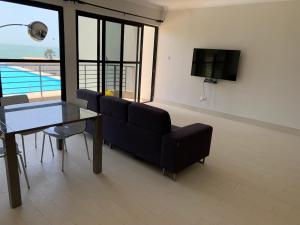 TV a/nebo společenská místnost v ubytování WATERFRONT FLAT