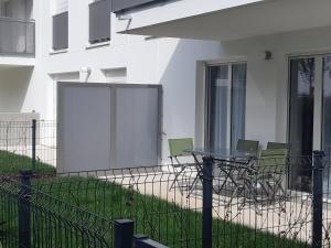 a patio with chairs and a table in front of a building at Le Carré des oiseaux in Strasbourg