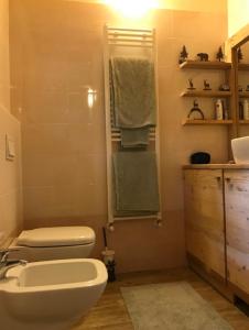 y baño con aseo blanco y lavamanos. en La casetta di Montagna - Courmayer, en Pré-Saint-Didier