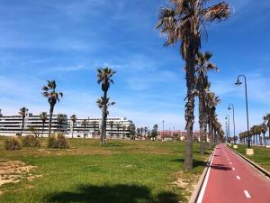 Zdjęcie z galerii obiektu Apartamento Lujo, Primera linea playa, Garaje, Wifi, Piscina climatizada w mieście Roquetas de Mar