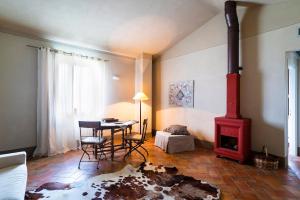 - un salon avec une cheminée rouge et une table dans l'établissement Cantagrillo Boutique Resort, à Vinci