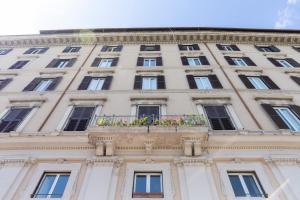- un bâtiment avec un balcon fleuri dans l'établissement Sonder at Prati Lungotevere, à Rome