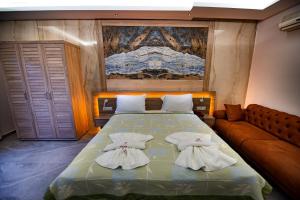 ein Schlafzimmer mit einem Bett mit zwei Kissen darauf in der Unterkunft Seyir Beach Hotel in Oludeniz