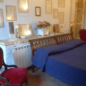 una camera con due letti e un tavolo con un termosifone di Il Broglino a Todi