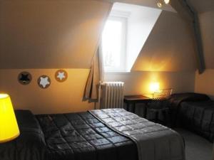 Ένα ή περισσότερα κρεβάτια σε δωμάτιο στο Logis Hôtel Restaurant Les Capucins