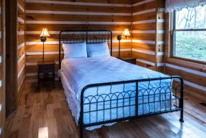 Кровать или кровати в номере stayNantahala - Smoky Mountain Cabins