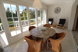 comedor con mesa de madera y sillas en La Cèzenole en Méjannes-le-Clap