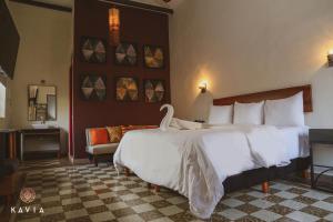 a bedroom with a large bed with a swan on it at Hotel Urban in Mérida