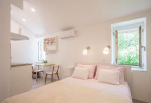 Postel nebo postele na pokoji v ubytování Apartment in Vis historic center - Mikula, Ljubica, Toma