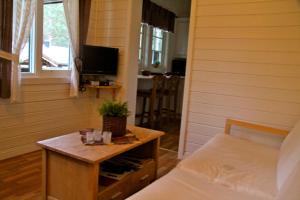 En eller flere senger på et rom på Fauske Camping & Motel