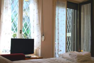 A television and/or entertainment centre at Basement Turati 3 -Consulates District