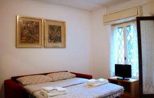 A bed or beds in a room at Basement Turati 3 -Consulates District
