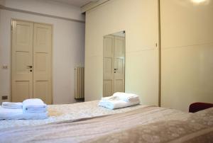 A bed or beds in a room at Basement Turati 3 -Consulates District