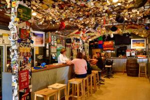 William CreekにあるWilliam Creek Camp Ground & Unitsのレストランのバーに座る人々 +15枚の写真