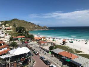 アハイアウ・ド・カボにあるCobertura Arraial do Caboのビーチのある街