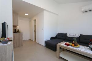 索林納的住宿－Apartments Maric-Hlapa，客厅配有沙发和桌子