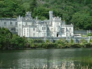 un vieux château installé sur le bord d'une rivière dans l'établissement Glenderan B&B, à Westport