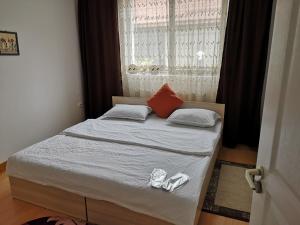 En eller flere senge i et værelse på Casa Cu Flori