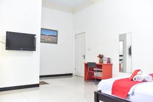 TV a/nebo společenská místnost v ubytování RedDoorz near Sultan Hasanuddin Airport 2