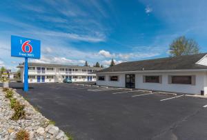 a hotel parking lot in front of a building at Motel 6-Burlington, WA in Burlington