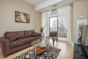 O zonă de relaxare la Platinum Suites Furnished Executive Suites